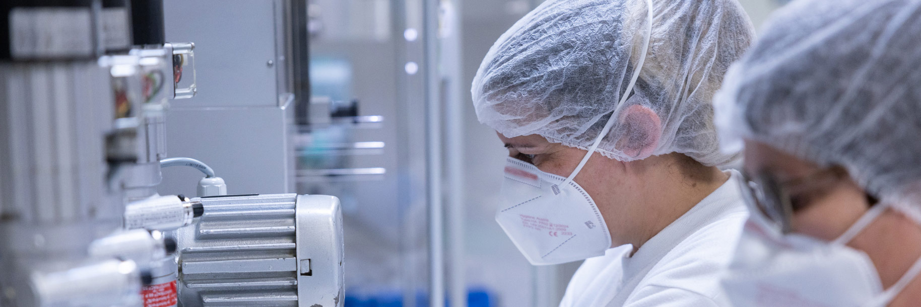 Forscherin von Meditop Pharmaceuticals bei der Herstellung von Schmerzmitteln