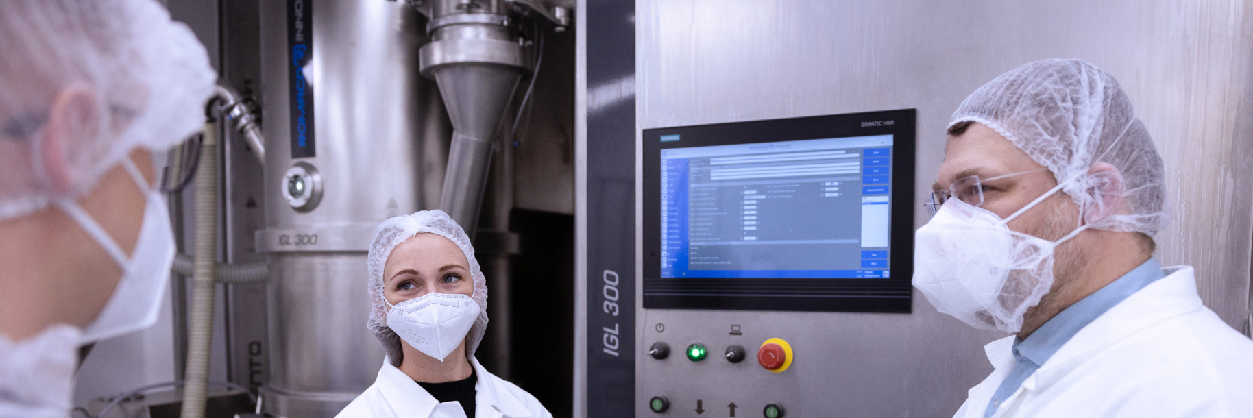 Forscherinnen und Forscher von Meditop Pharmaceuticals bei der Herstellung von festen Arzneimitteln